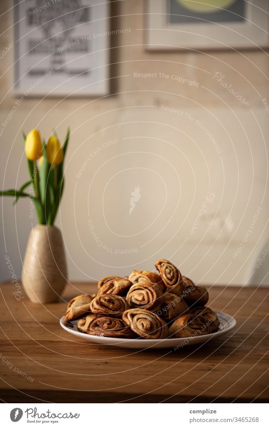 Korvapuusti - finnische Zimtschnecken auf einem Teller Gebäck Backblech lecker backen backoffen Blech Zucker Bäcker zuhause Backpapier Finnisch Tradition