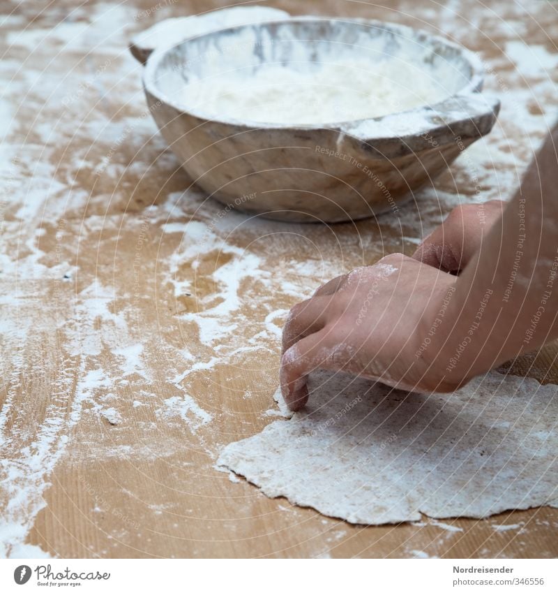 Fladenbrot Lebensmittel Teigwaren Backwaren Brot Ernährung Schalen & Schüsseln Freizeit & Hobby Arbeit & Erwerbstätigkeit Arme Hand Finger lernen alt natürlich