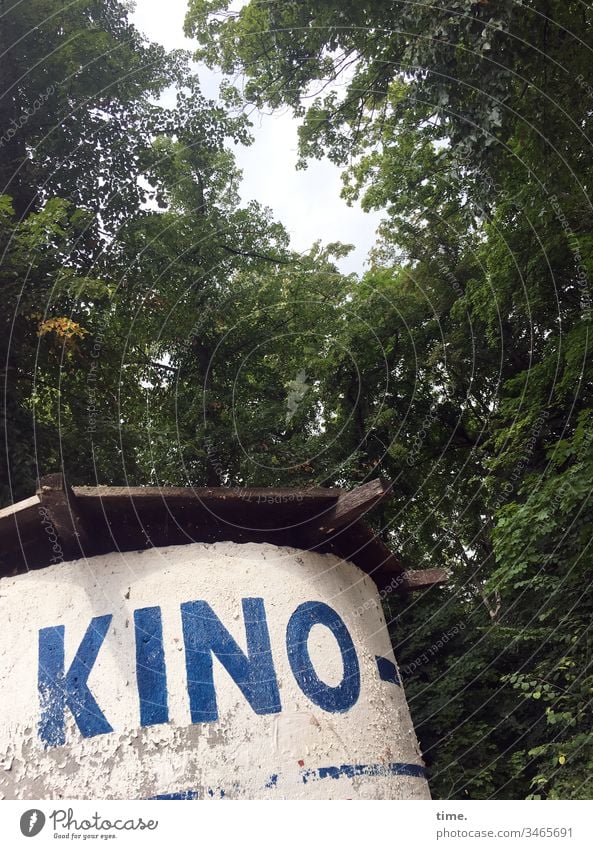 Klappe, die letzte wand löcher trashig kaputt stillgelegt lychen tageslicht fassade schrift kino werbung wald bäume Litfaßsäule dach nostalgie damals früher