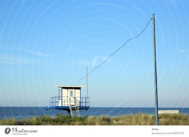 lange Leitung himmel horizont sonnenlicht transport versorgung service wasser meer ostsee strand aufpassen Strandwache gras düne mast kabel stromleitung Gebäude