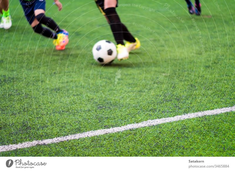 Die Fussballer treten am Sporttag der Grundschule gegeneinander an Fußball Kinder Schule Spiel grün Streichholz spielen Junge jung Hintergrund Feld Spieler