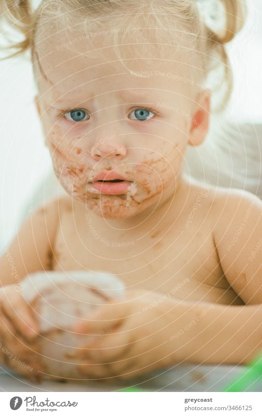 Kleines Mädchen mit schmutzigem und traurigem Gesicht. Sie wird aus platzen weinen, dass ihr Lieblingsessen ist vorbei Kind Porträt unordentlich Esser dreckig