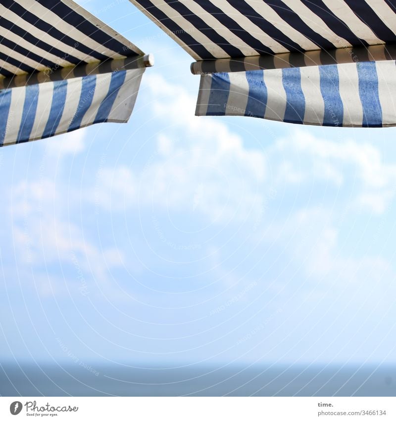 Sommerfrische himmel blau hellblau himmelblau sommer wolken entdeckung zusammen gemeinsam orientierung schönheit natur ostsee meer horizont markise zwei