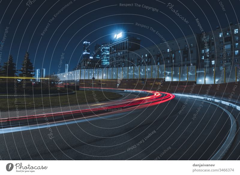 Langbelichtungsfoto Nachtstraße Großstadt Verkehr Licht Straße PKW Geschwindigkeit Autobahn urban Unschärfe Transport reisen schnell Gebäude Autos Business