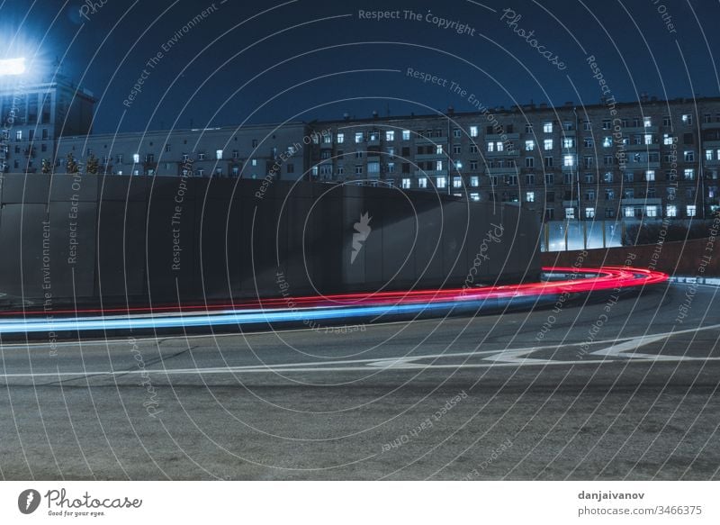 Langbelichtungsfoto Nachtstraße Großstadt Verkehr Licht Straße PKW Geschwindigkeit Autobahn urban Unschärfe Transport reisen schnell Gebäude Autos Business