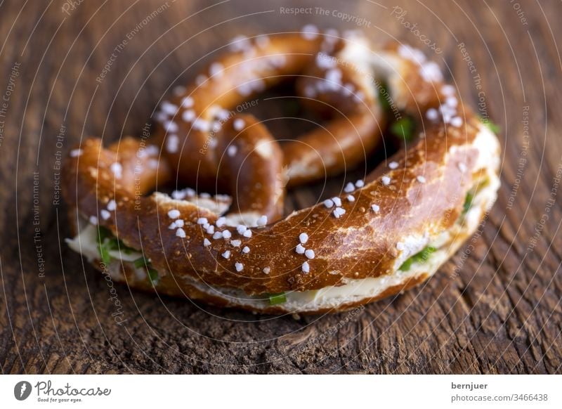 bayerische Brezel mit Butter auf Holz Brezn Butterbreze schnittlaich Frühstück Oktoberfest Backen Essen Bayern Brot Deutschland traditionell München