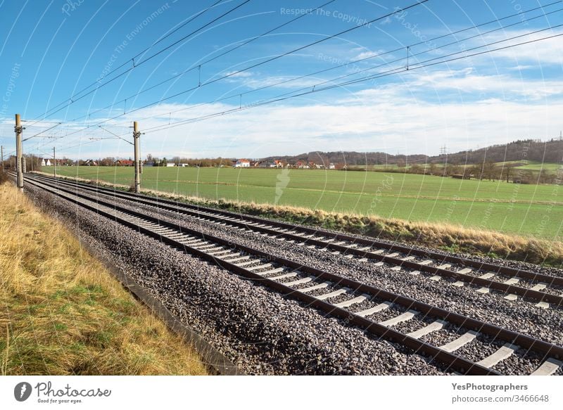 Eisenbahnschienen durch grüne Wiese. Deutsche Eisenbahn-Infrastruktur Deutschland Anschluss Regie Europa Freiheit Deutsche Bahn Reise Landschaft logistisch