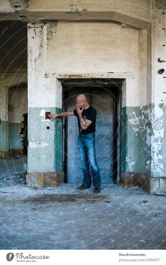 Mann mit Glatze und Zigarette in einer kaputten Location Handwerk Mensch maskulin Erwachsene 1 Haus Fabrik Ruine Bauwerk Architektur Mauer Wand Tür Wege & Pfade