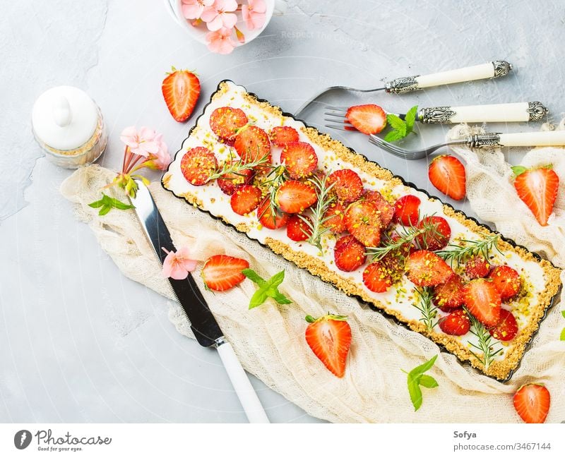 Hausgemachter Erdbeerkuchen ohne gebackenen Käse Kuchen Ricotta Hintergrund Erdbeeren grau Sahne lecker Frucht Minze Lebensmittel süß frisch hausgemacht Gebäck