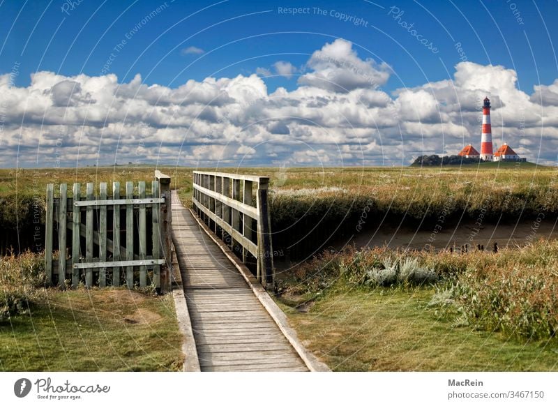 Westerhever Leuchtturm westerhever Schleswig-Holstein wolkenlandschaft Wolkenhimmel Steg aussenaufnahme marschland gatter holztor draussen salzwiese wahrzeichen