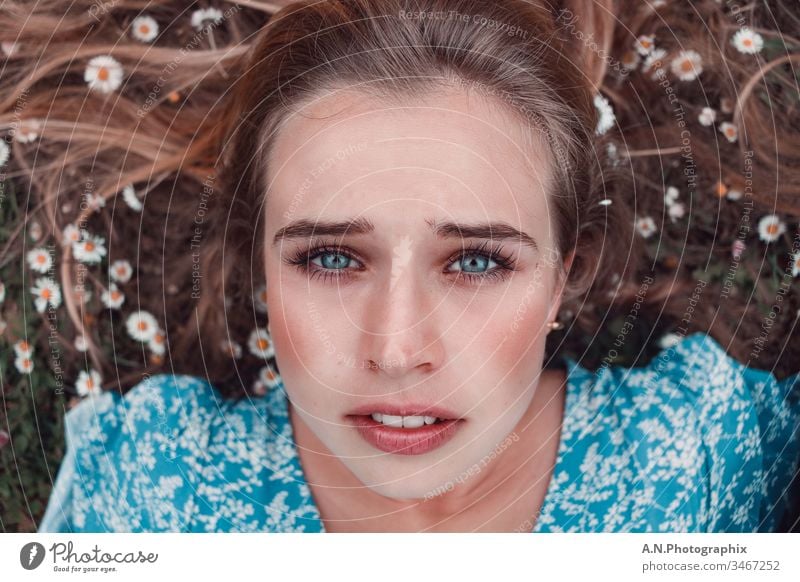 Schönes Frauen Porträt im Gänseblumenbeet, im Sommer frau porträt gänseblümchen gänseblumen jung gesicht haar gestalten augen brünett close up person emotional