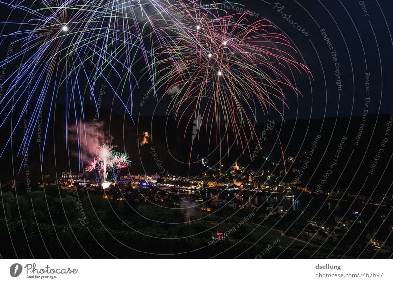 Feuerwerk in Traben-Trarbach Mosel Weinfest Mosel (Weinbaugebiet) Ferien & Urlaub & Reisen Sommer Weinberg Natur Tourismus Hügel Farbfoto Landschaft Fluss