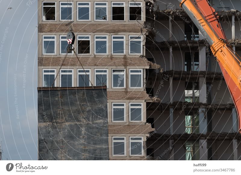 Abriss eines Hochhauses, Betonplatte am Haken Baustelle Abrissgebäude Zerstörung Gebäude Demontage lastenkran Kran Ruine Vergänglichkeit Tag Verfall