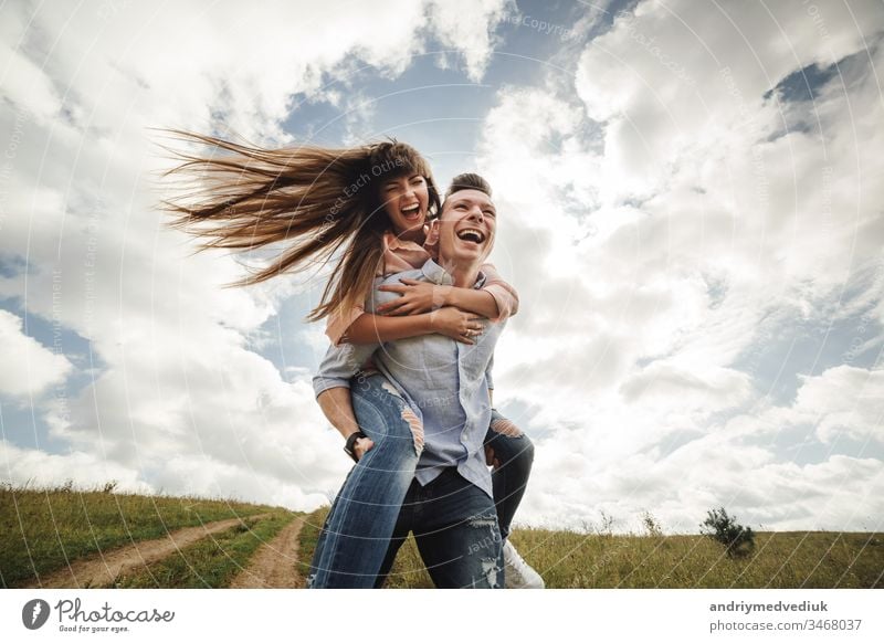 verrücktes junges Paar, das sich im Freien emotional amüsiert, küsst und umarmt. Liebe und Zärtlichkeit, Romantik, Familie, Emotionen, Spaß. zusammen Spaß haben