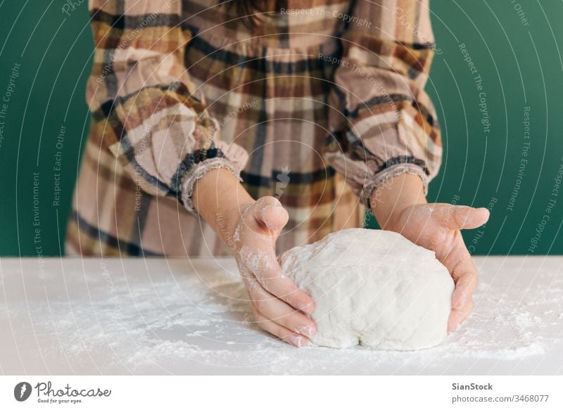 Frau bereitet zu Hause handgemachten Teig für Brot, hausgemachtes Kochen vor. Teigwaren handgefertigt Hände Essen zubereiten weiß Person Pulver Pasteten Spätzle