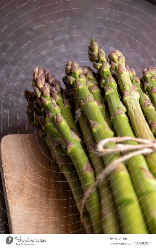 Bund grüner Spargel Grün Gemüse Lebensmittel Ernährung Vegetarische Ernährung Bioprodukte Gesunde Ernährung Nahaufnahme frisch Spargelbund Spargelkopf