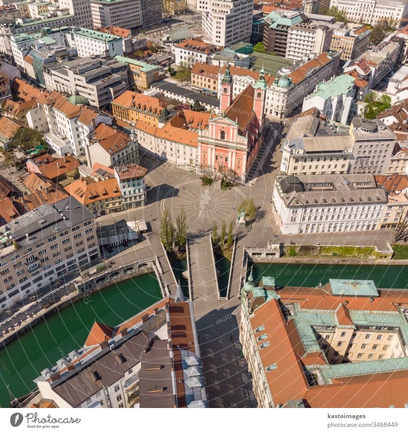 Drohnen-Luftaufnahme des Preseren Squere und der Dreifachbrücke über den Fluss Ljubljanica,Tromostovje, Ljubljana, Slowenien. Leere Straßen während der sozialen Distanzierungsmaßnahmen zur Bekämpfung der Coronavirus-Pandemie.