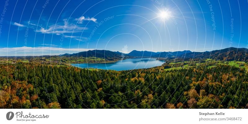 Fantastischer Panoramablick über den bayerischen Tegernsee im Herbst mit Herbstfarben, aufgenommen von einer Drohne. See Ansicht Berge Natur Wasser Sonne