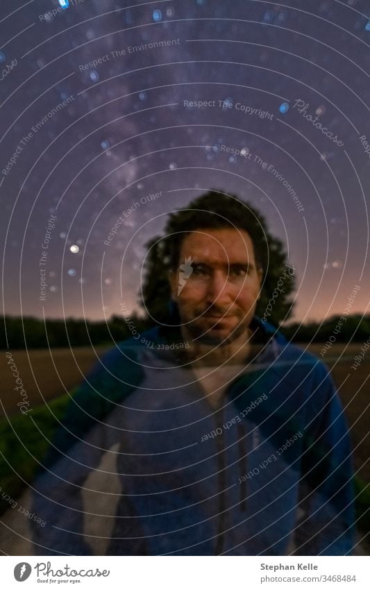 Night Portrait of a man with the blurry milky way in background as single shot, one exposure photo. portrait milkyway field starlight watch space astronomy