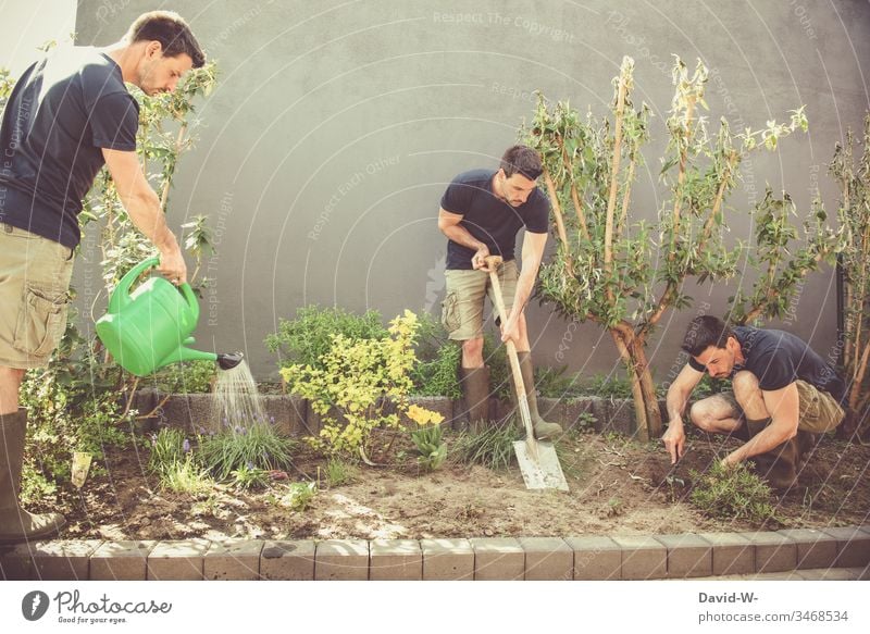 Gartenarbeit mit Gießkanne, Spaten und Schippe Teamwork herrichten Dürre Sommer schippe Pflanzen Kreativität kreativ drillinge gießen Ordnung Textfreiraum oben