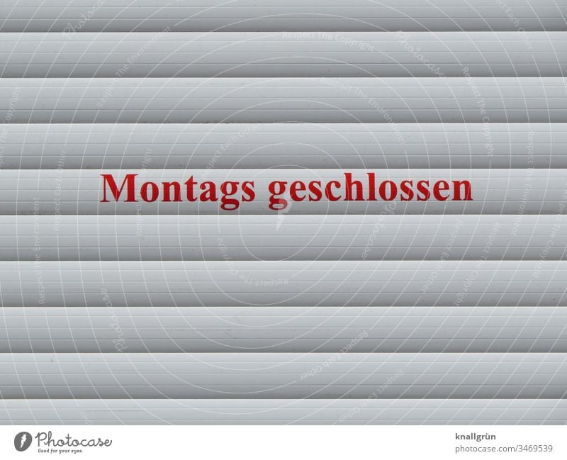 Montags geschlossen Wochentag Geschäft Öffnungszeiten Kommunizieren Rolladen Rollo Buchstaben Wort Satz Typographie Text Letter Schriftzeichen Kommunikation