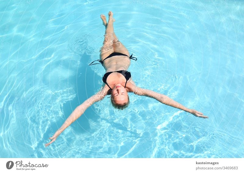 Kaukasische Dame schwimmt im Schwimmbad. Frau Wasser Schwimmer schwimmen blau fliegend reisen Urlaub Schönheit Sommer Erwachsener attraktiv schön Bikini Körper