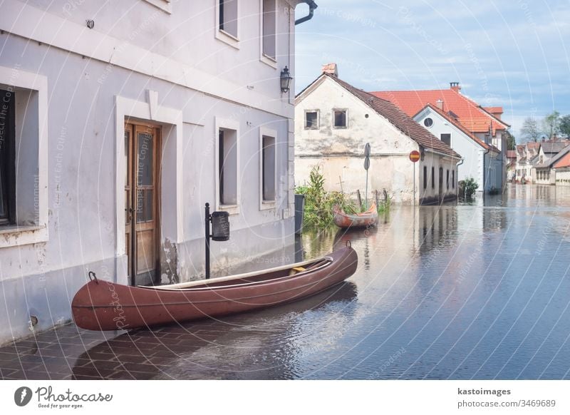 Überflutete Straße fluten Fluss Wasser Dorf Stadt Haus globales Wurming ländlich heimwärts Wetter Regen Umwelt natürlich Gefahr nass Schaden Gebäude