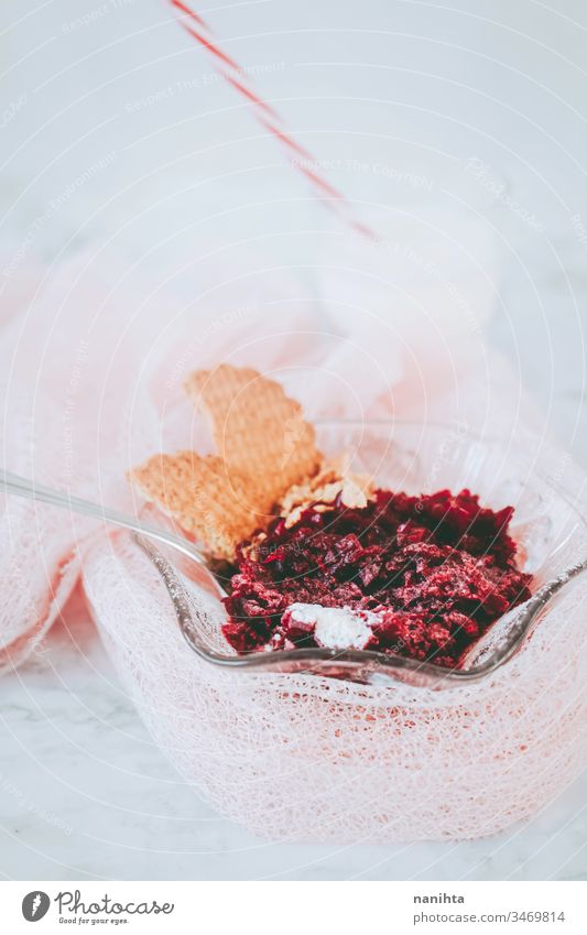 Köstliches Dessert aus Gelee und Keksen Götterspeise Beeren Versuchung Lebensmittel süß Frühstück Gesundheit einfach rot Gelatine lecker Stillleben Textfreiraum