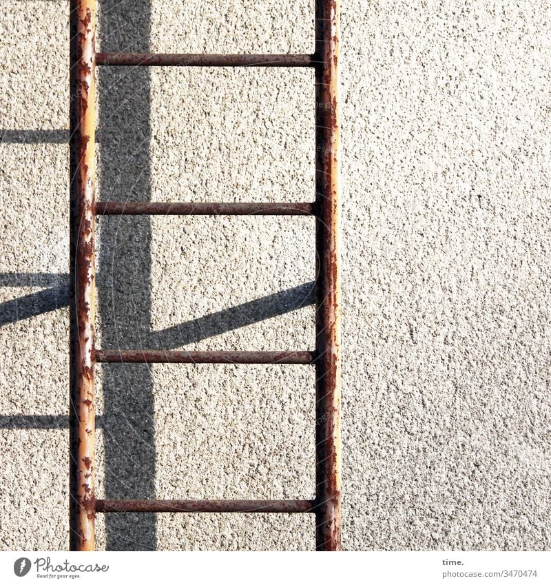 Fluchtweg haus gebäude wand mauer beton rost feuerleiter sonnenlicht schatten putz rettung sicherheit schutz fluchtweg hilfe