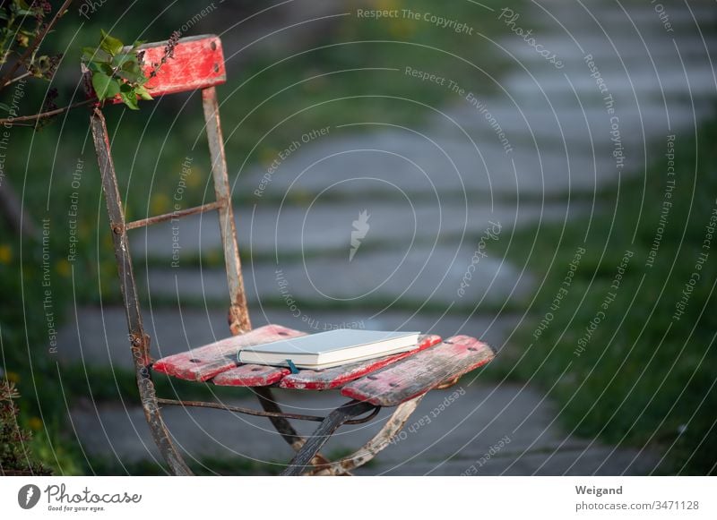 Buch im Garten lesen Pause ruhen Ruhe finden Literatur Stuhl genießen Genuss Freizeit & Hobby