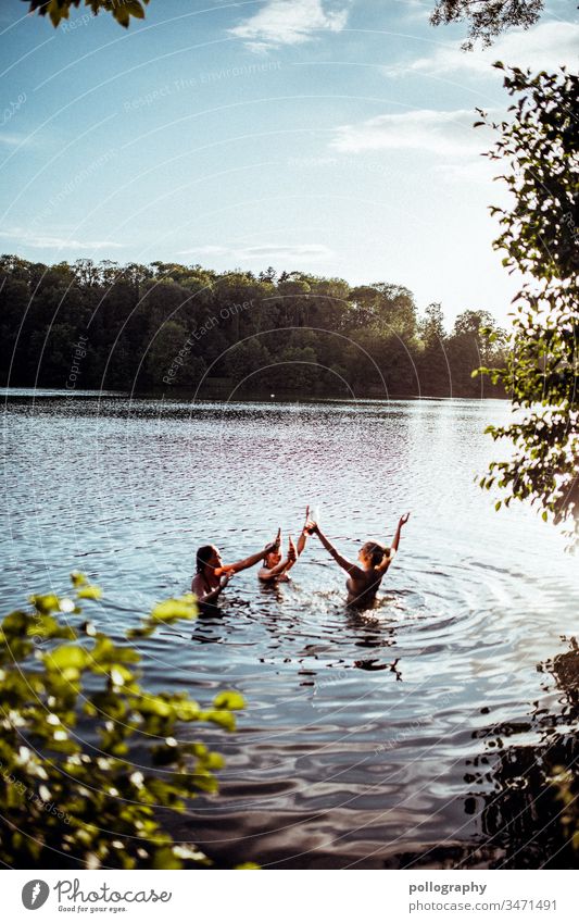 Drei Freunde im See genießen die Sommerzeit Erinnerung Licht Gelassenheit Sommergefühl Schwimmen & Baden Teich Natur Schönes Wetter Zufriedenheit Freundschaft