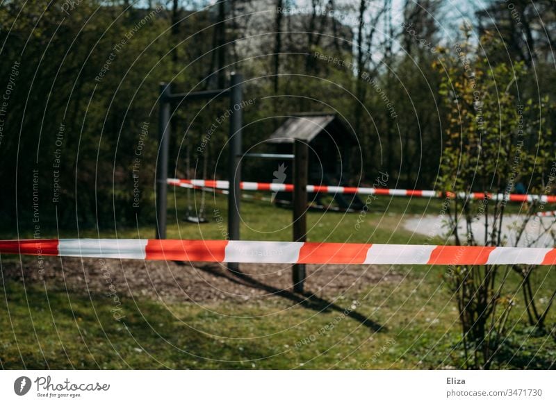 Ein  wegen der Corona Krise mit Absperrband gesperrter Spielplatz Verbot krise Kinder Covid-19 verboten Isolation Einschränkungen Pandemie COVID covid-19