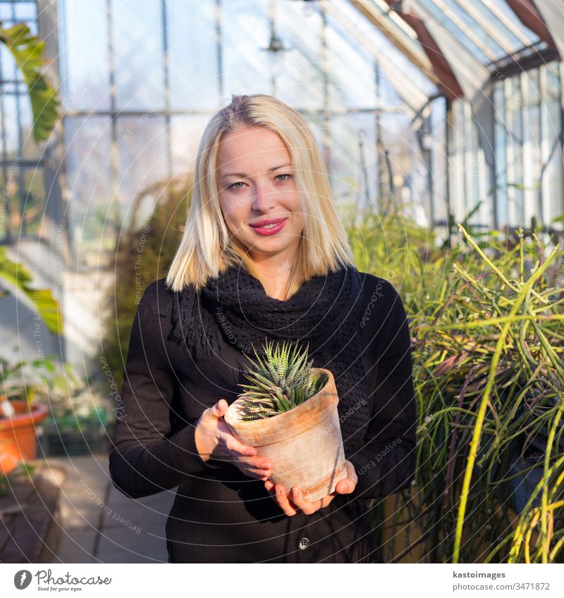 Floristinnen, die im Gewächshaus arbeiten. Gartenarbeit Blumenhändler Frau Gärtner grün Pflanze Natur jung schön Erwachsener Arbeit Dame Blüte Kinderzimmer