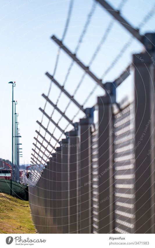 Festung Europa Zaun Grenze Menschenleer Stacheldraht Schutz Draht Außenaufnahme Barriere Sicherheit Metall Stacheldrahtzaun Farbfoto bedrohlich Detailaufnahme