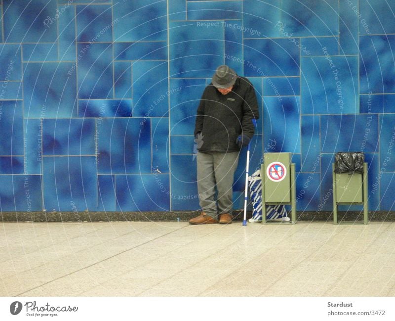 blau Obdachlose Tüte Gehhilfe Mann Bahnhof alt Fliesen u. Kacheln