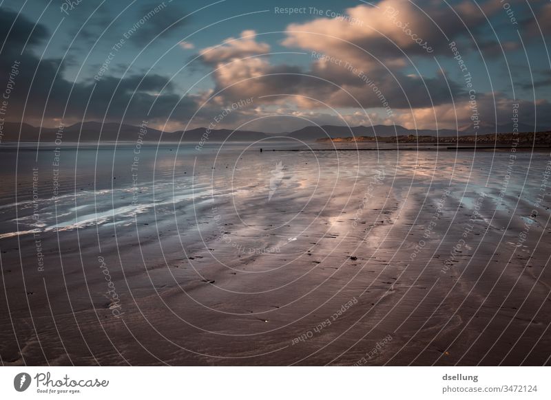 Sonnenuntergang über einem Strand Abend Dämmerung Fernweh Wolken Abenteuer Ferne Tourismus Freiheit Schatten Licht Horizont Sonnenstrahlen