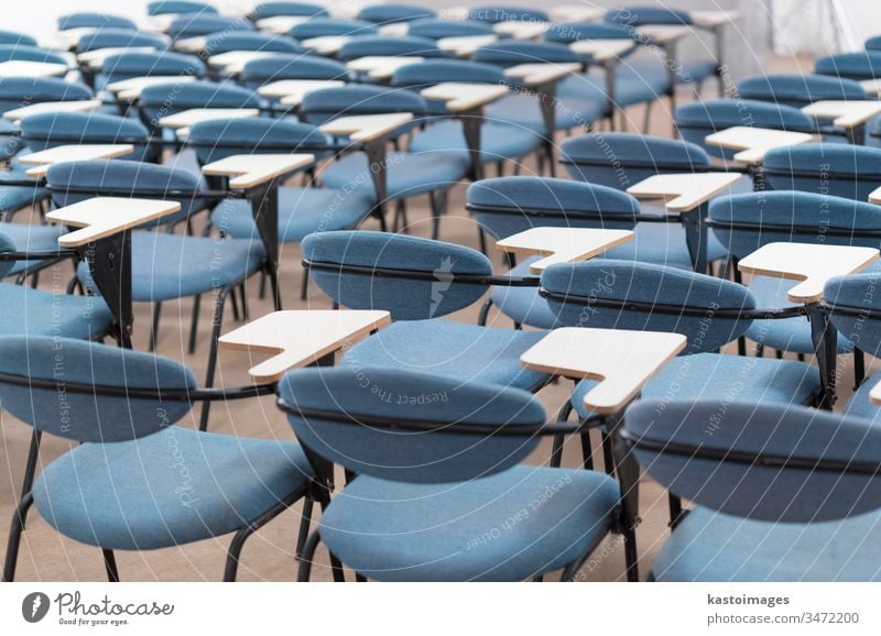 Leerer Konferenzsaal. Hörsaal Architektur Tagung dozieren Business Aula Klassenraum Präsentation Stuhl Raum Sitz Reihe niemand leer Bildung im Innenbereich