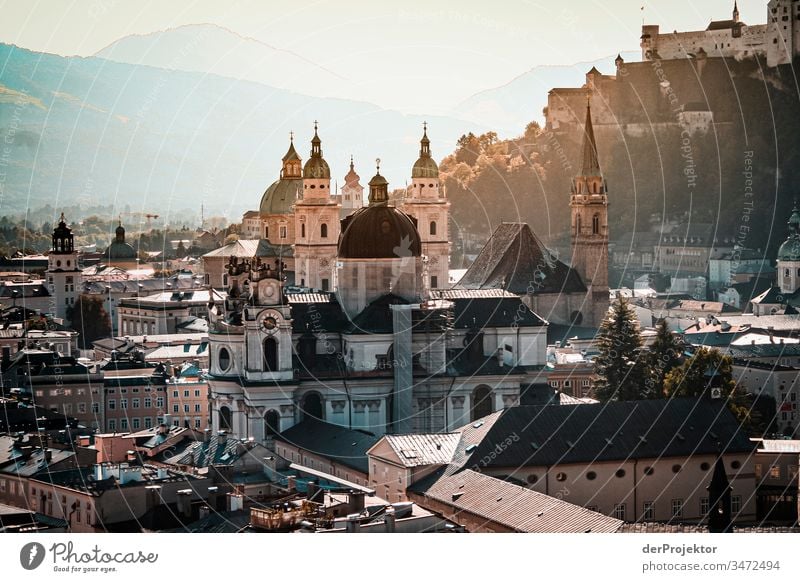 Salzburg im Abendlicht Panorama (Aussicht) Tag Außenaufnahme Turm Berge u. Gebirge Städtereise Sightseeing nobel Häuserzeile hoch überblicken Österreich Mozart