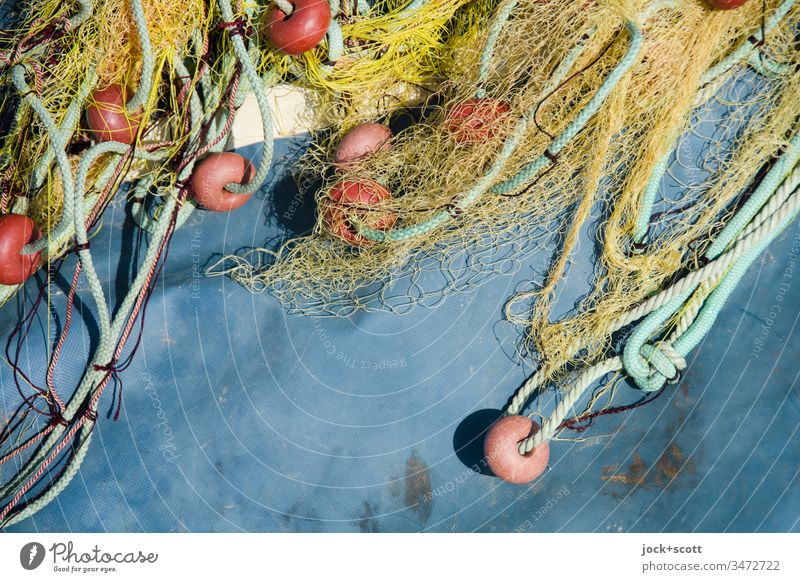 Fischnetz liegt zum trocknen auf Plastikplane Schleppnetzfischerei Fischereiwirtschaft blau abstrakt Strukturen & Formen Detailaufnahme durcheinander Seil