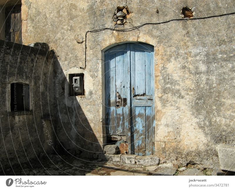 was bleibt wenn Landwirte ihren Hof verlassen Bauernhof Holztür Fassade lost places Zahn der Zeit Vergänglichkeit Architektur Unbewohnt verfallen Sonnenlicht