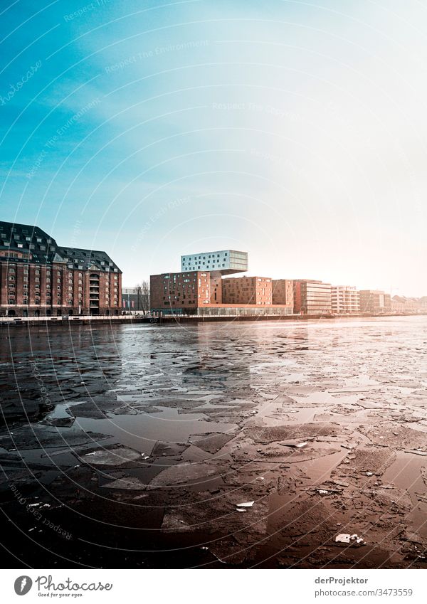 Blick. von der Oberbaumbrücke am Morgen im Winter Totale Starke Tiefenschärfe Sonnenstrahlen Reflexion & Spiegelung Kontrast Schatten Licht Textfreiraum Mitte