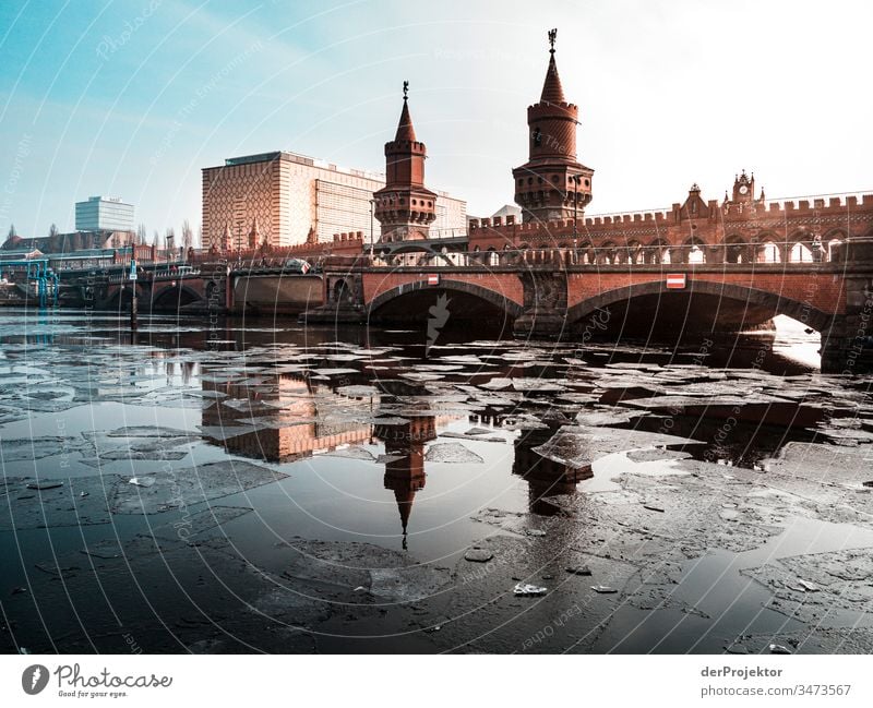 Oberbaumbrücke am Morgen im Winter Totale Starke Tiefenschärfe Sonnenstrahlen Reflexion & Spiegelung Kontrast Schatten Licht Textfreiraum Mitte