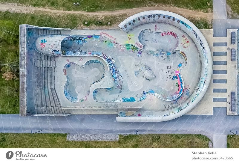 Ein von einer Drohne erschossener Skaterplatz in vertikaler Ansicht. Schlittschuh Gericht Dröhnen Antenne Sport Park Architektur nach unten beton Tag Morgen