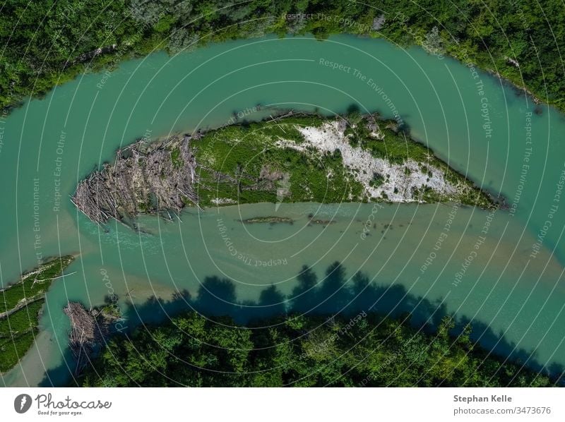 Eine einsame Insel in der Isar in vertikaler Ansicht aus einer Drohne Fluss Dröhnen Top-down München Wasser Baum speziell idyllisch Bayern Kurve von oben