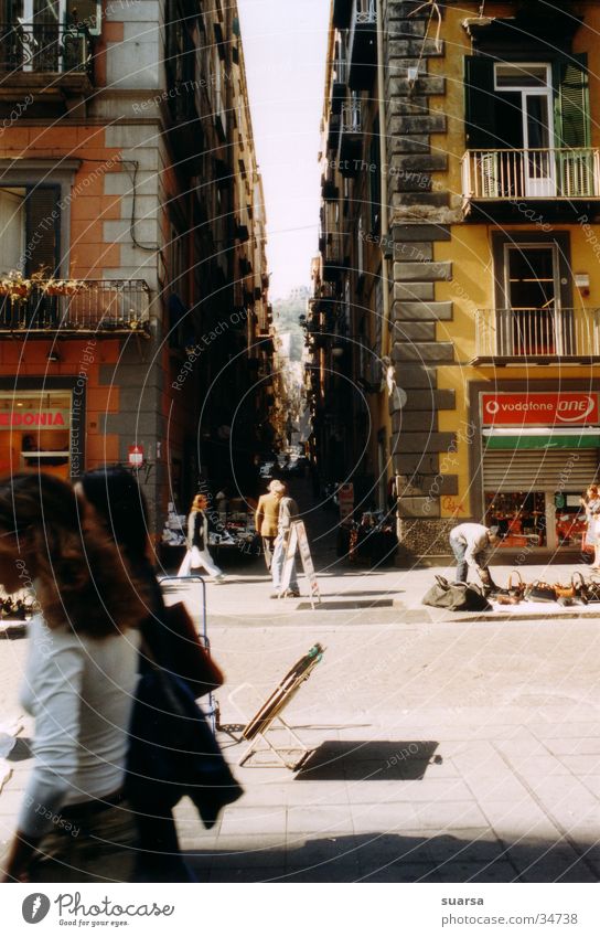 Neapel, in der Sonne Europa Italien Haus Gebäude dunkel Motorrad Stimmung Licht Frau hell Mensch Häusliches Leben Schatten Architektur