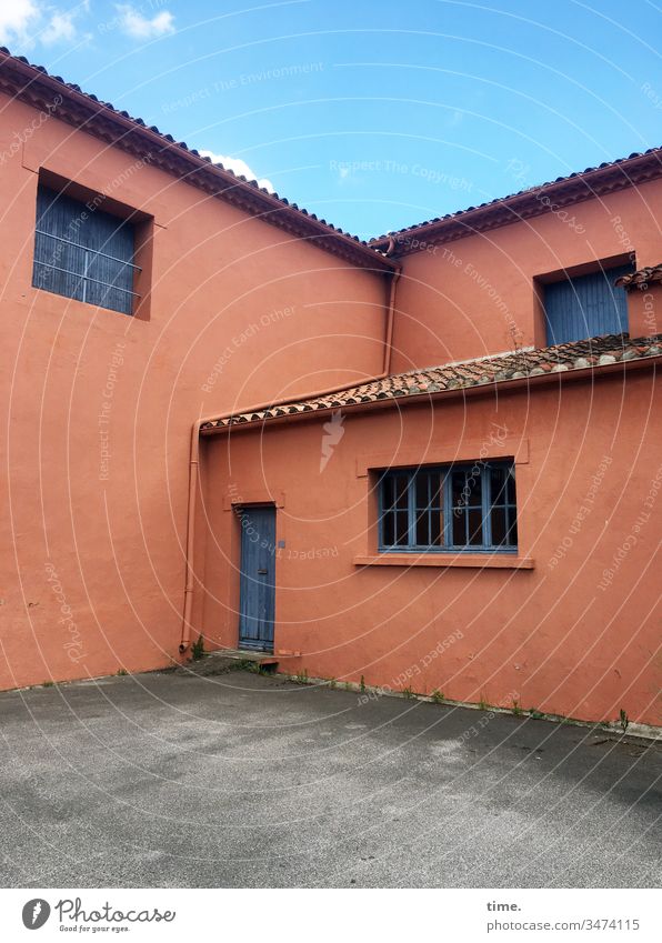 lost place haus himmel fenster eingang tür vorhof platz gebäude verlassen dach dachpfannen hausecke vorbau architektur wolken schönes wetter wand mauer beton