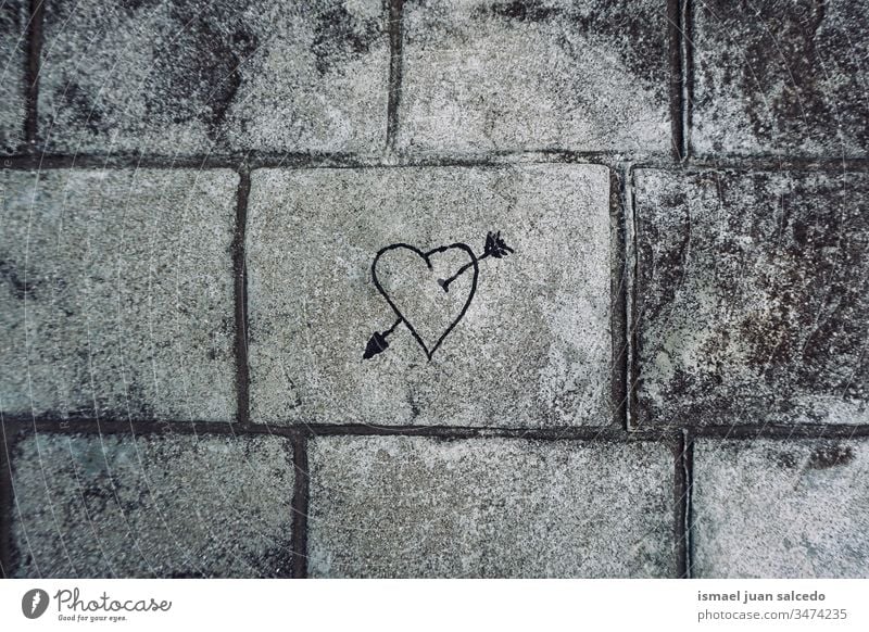 Herz an der grauen Wand auf der Straße, Liebe liegt in der Luft Pfeil Farbe Malerei zeichnen Zeichnung texturiert Hintergrund Gemälde Kreativität streichen