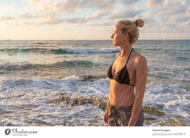 Entspannte glückliche Frau, die im Urlaub die Sonne genießt. Natur frei Strand Glück Sommer sorgenfrei sich[Akk] entspannen Freiheit Fröhlichkeit jung Wellness