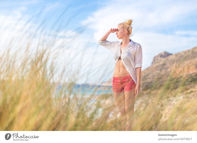 Freie glückliche Frau, die im Urlaub Sonne genießt. frei MEER Freiheit Insel Blick sorgenfrei sich[Akk] entspannen Feiertag Natur Glück Sommer Wind Fröhlichkeit