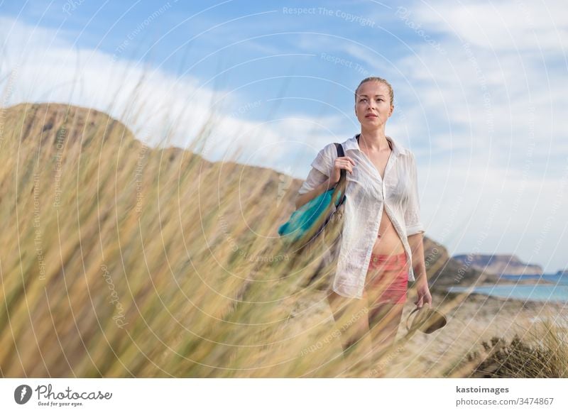 Freie glückliche Frau, die im Urlaub Sonne genießt. frei MEER Freiheit Insel Blick sorgenfrei sich[Akk] entspannen Feiertag Natur Glück Sommer Wind Fröhlichkeit